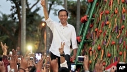 Tổng thống tân cử Joko Widodo chào những người ủng hộ