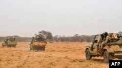 Des militants du Mouvement pour le Salut de l'Azawad patrouillent le long de la frontière Mali-Niger dans la zone désertique de la région de Ménaka, Mali, 4 février 2018.