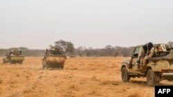 Des militants du Mouvement pour le Salut de l'Azawad patrouillent le long de la frontière Mali-Niger dans la zone désertique de la région de Ménaka, Mali, 4 février 2018.