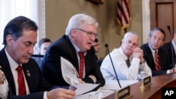 16일 미국 하원 예산위원회 회의에서 공화당 소속 글렌 그로스먼 의원(왼쪽 두번째)이 건강보험법안에 대해 발언하고 있다.