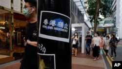 Stiker dengan pesan gerakan pro demokrasi di sebuah jalan di Hong Kong, Kamis, 2 Juli 2020. (Foto: AP)