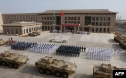 中国人民解放军人员参加吉布提中国军事基地开幕式。 这是中国第一个海外海军基地，是中国扩大其国外军事存在的重要一步（2017年8月1日）