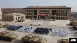 身穿中国几个军兵种军服的人员参加吉布提中国军事基地开幕式。 这是中国第一个海外海军基地，也是中国扩大其国外军事存在的重要一步（2017年8月1日）