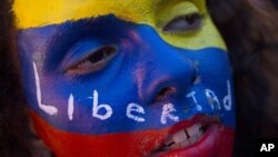 En la imagen, una joven protesta contra las políticas del gobierno de NIcolás Maduro.
