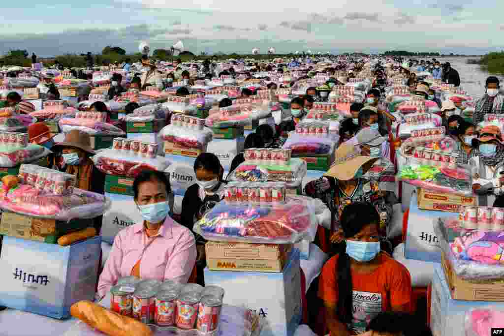 Flood survivors receive aid supplies provided by Cambodia&#39;s Prime Minister Hun Sen in Banteay Meanchey province.