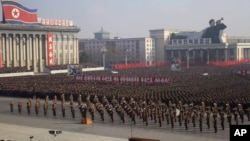 Soldados y ciudadanos marchan en la plaza Kim il Sung en Pyongyang, Corea del Norte, durante una protesta contra condena la ONU a su récord de Derechos Humanos. [Foto: 25 de noviembre, 2014]