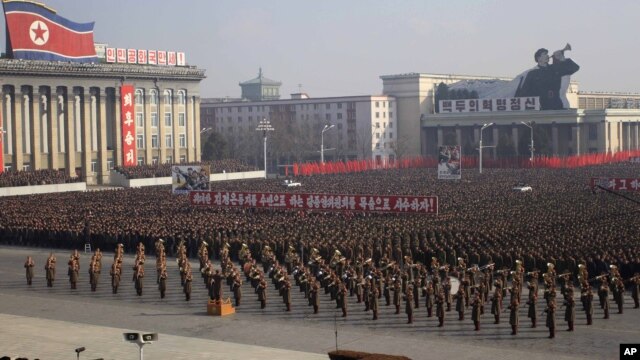 Soldados y ciudadanos marchan en la plaza Kim il Sung en Pyongyang, Corea del Norte, durante una protesta contra condena la ONU a su récord de Derechos Humanos. [Foto: 25 de noviembre, 2014]