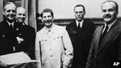 Слева направо: Иоахим фон Риббентроп, Иосиф Сталин (в центре) и Вячеслав Молотов (справа)