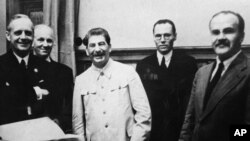 У Москві 83 роки тому, 23 серпня 1939 року, Радянський Союз і нацистська Німеччина уклали договір про ненапад, частиною якого є пакт Молотова-Ріббентропа, названий за прізвищами головних дипломатів обох країн.