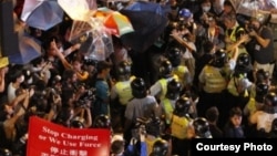 大批示威者周五晚周六凌晨重夺旺角（苹果日报图片 ）