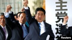 Japanski premijer Šinzo Abe (3. s leva) i poslanici iz njegove partije podižu pesnice dok obećavaju da će pobediti u predstojećim izborima za Donji dom parlamenta, u prostorijama njihove partije, 28. septembra 2017.