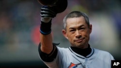 Miami Marlins' Ichiro Suzuki tips his helmet to the crowd as they applaud after he tripled off Colorado Rockies starting pitcher Chris Rusin in the seventh inning of a baseball game, Sunday, Aug. 7, 2016.