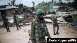 Des soldats des FARDC traquent les rebelles ADF dans le village de Manzalaho près de Beni le 18 février 2020. (AFP) 