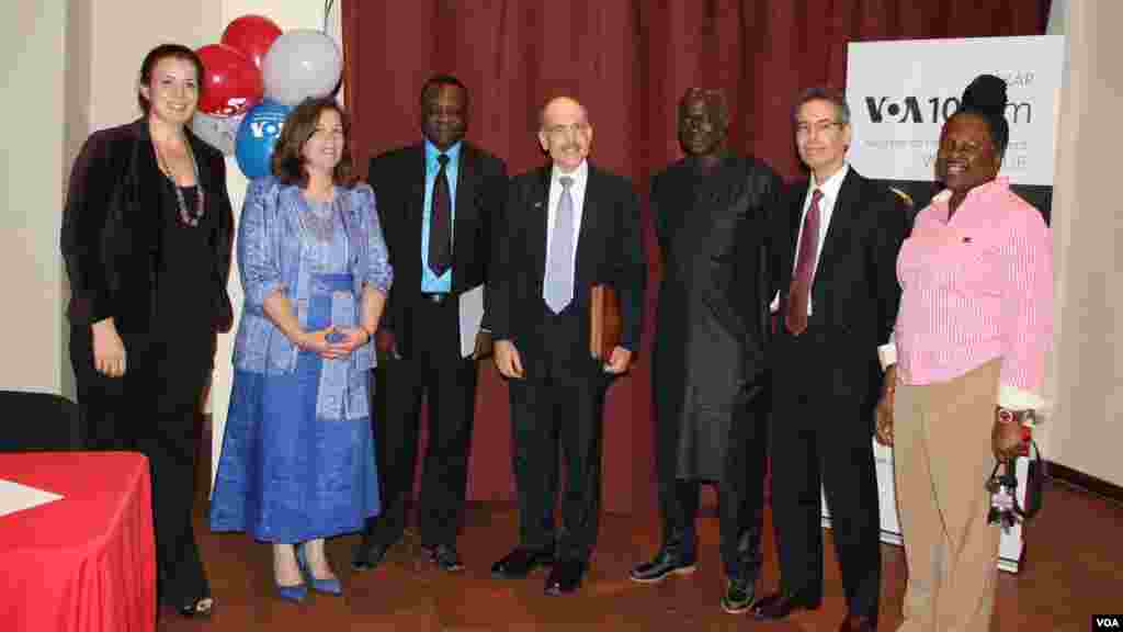 L’ambassadeur américain à Dakar (centre), entouré du ministre sénégalais de la Culture et de la Communication, Mbagnick Ndiaye (à centre-gauche), de l’envoyé spécial de la VOA à Dakar, Idriss Fall (centre-droite), du Bureau de la stratégie et du développement de Broadcasting Board of Governors, Bruce Sherman (2e droite) et d'autres invités au lancement de la fréquence 102 FM da la VOA Afrique à Dakar, Sénégal, mardi 3 mars 2015.
