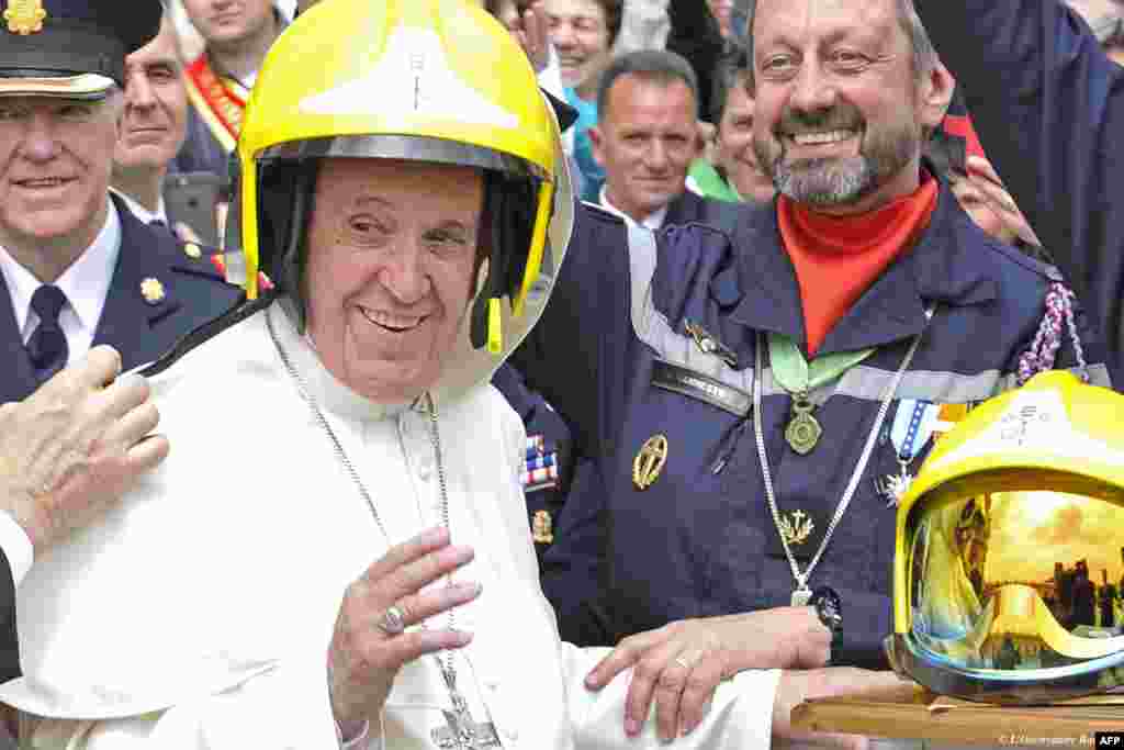 로마 교황청에서 열린 주간 알현에서 안전모를 쓴 프란치스코 교황이 프랑스 소방관들과 농담을 주고받고 있다.