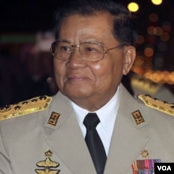 Jendral senior Birma, Than Shwe, diperkirakan berperan di belakang layar.