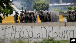 Fuerzas de seguridad bloquean una marcha en una autopista de Caracas.