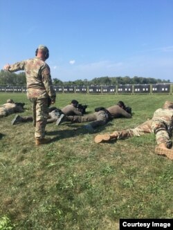 Prvoplasirani major Vojske Srbije Igor Ignjatović i drugoplasirani zastavnik prve klase Branislav Bulatović na takmičenju u gađanju iz pištolja održanom u Americi održanom od 21. do 22. septembra 2019. (Foto: Ambasada SAD u Beogradu).