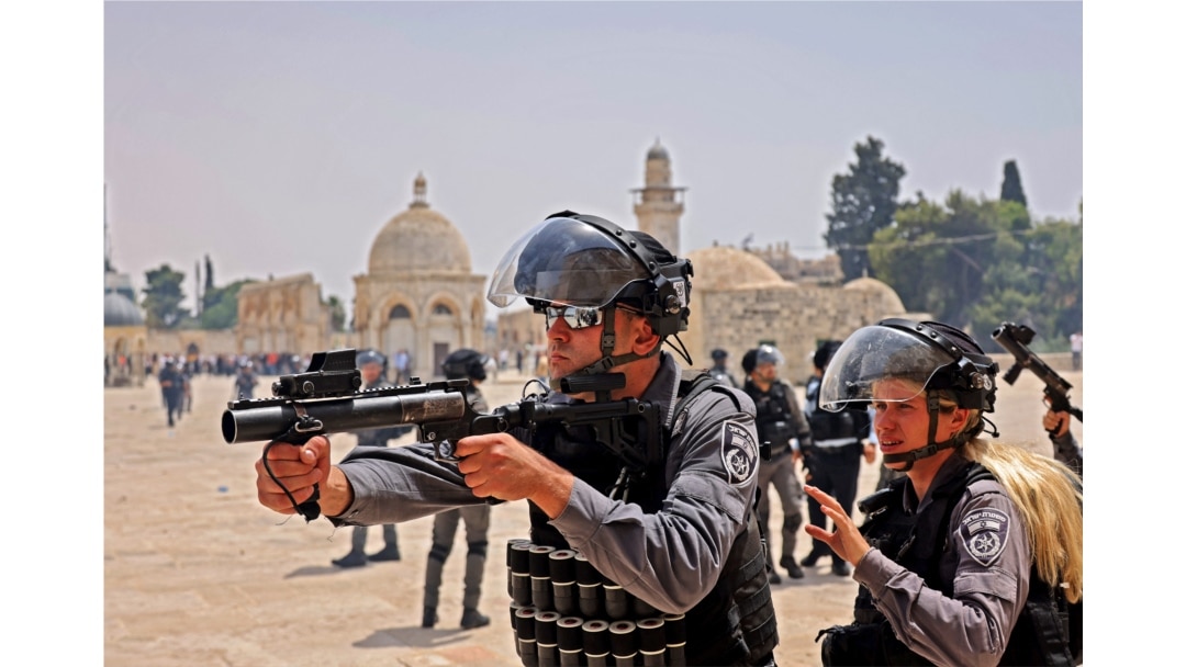 Pasukan keamanan Israel dan jemaah Muslim Palestina bentrok di kompleks masjid al-Aqsa Yerusalem, situs tersuci ketiga Islam, pada 21 Mei 2021. (Foto: Ahmad Gharabli/AFP)