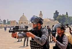 Pasukan keamanan Israel dan jemaah Muslim Palestina bentrok di kompleks masjid al-Aqsa Yerusalem, situs tersuci ketiga Islam, pada 21 Mei 2021. (Foto: Ahmad Gharabli/AFP)