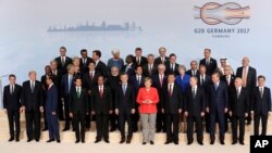Los líderes mundiales que participan en la Cumbre del Grupo de los 20, en Hamburgo, Alemania, posan para una foto familiar en el primer día del encuentro. Julio 7 de 2017.
