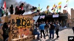 ایران کی حمایت یافتہ ملیشیا اور ان کے حامیوں نے بغداد میں امریکی سفارت خانے کے باہر دھرنا دیا اور آگ لگائی۔ یکم جنوری 2020