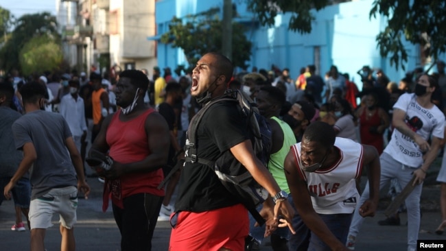Aksi demonstrasi anti pemerintah di Havana di tengah perebakan COVID-19 di Kuba (foto: dok). 