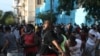 Orang-orang meneriakkan slogan menentang pemerintah selama protes menentang dan mendukung pemerintah, di tengah wabah COVID-19, di Havana, Kuba, 11 Juli 2021. (Foto: REUTERS/Alexandre Meneghini)