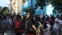 Antivladini demonstranti i učesnici protesta podrške vladi na ulicama Havane 11. jula 2021.