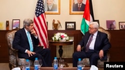  美国国务卿克里（左）今年3月26日在约旦安曼会晤巴勒斯坦领导人阿巴斯。 （资料照片）