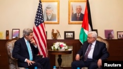 Menlu AS John Kerry bertemu dengan Presiden Palestina Mahmoud Abbas, di kediaman Duta Besar Palestina di Amman, Yordania (26/3). 