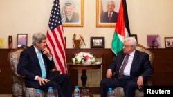 Menlu AS John Kerry (kiri) saat bertemu Presiden Palestina Mahmoud Abbas di Amman, Yordania (26/3). 
