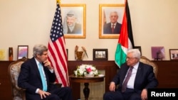 Menteri Luar Negeri John Kerry (kiri) bertemu Presiden Palestina Mahmoud Abbas di kediaman duta besar Palestina di Amman, Yordania (26/3). 