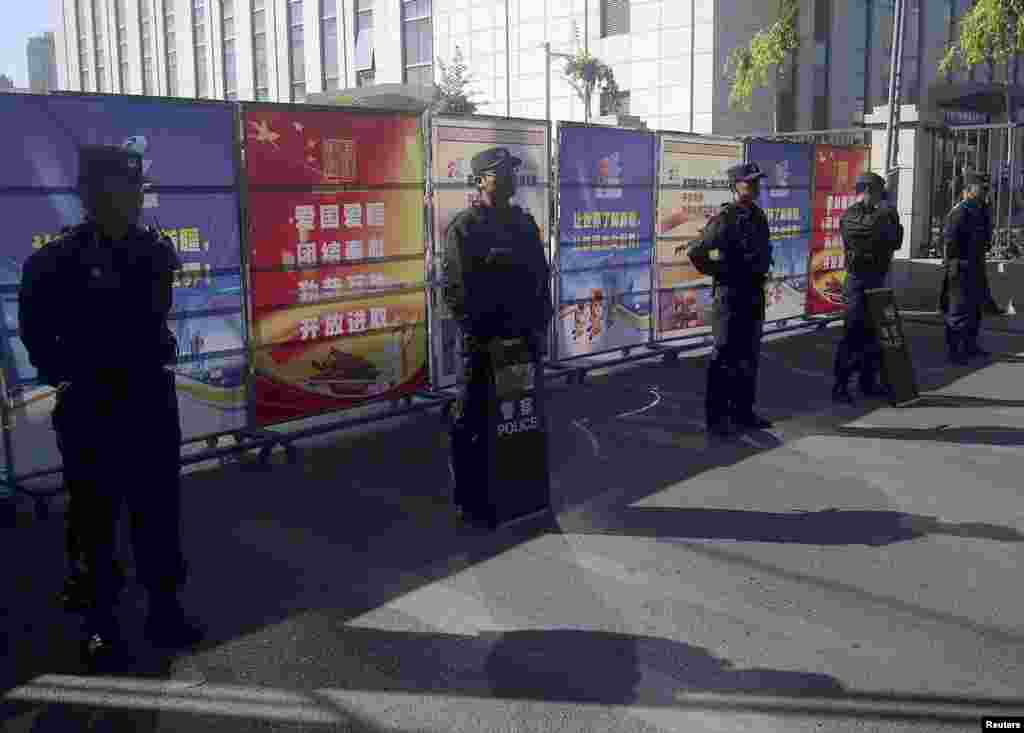 Policemen in riot gear guard a checkpoint on a road near a courthouse where ethnic Uighur academic Ilham Tohti's trial is taking place in Urumqi, Xinjiang Uighur Autonomous Region, Sept. 17, 2014.