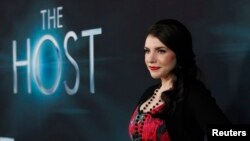 Penulis dan produser Stephenie Meyer pada pemutaran perdana film "The Host" di Hollywood (19/3). (Reuters/Mario Anzuoni)