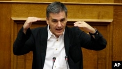 유클리드 차칼로토스 그리스 재무장관이 22일 아네테 의회에서 연설하고 있다.