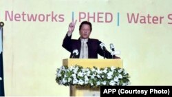 وزیر اعظم عمران خان میانوالی میں ایک اسپتال کا سنگ بنیاد رکھنے کے موقع پر تقریر کر رہے ہیں۔ 22 نومبر 2019