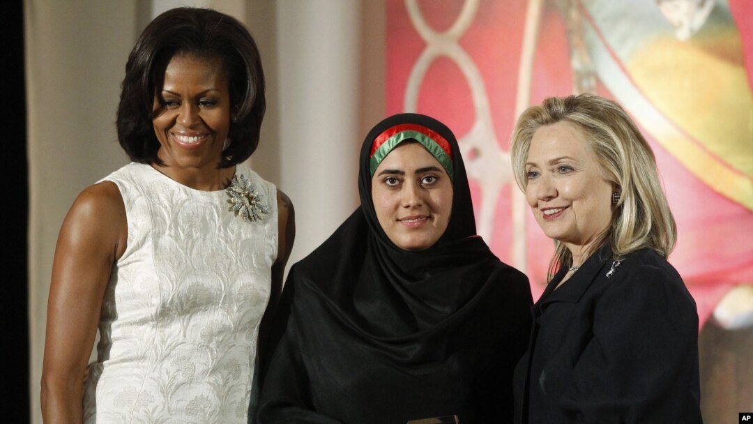 Maryam Duraniy Mishel Obama va Xillari Klinton bilan mukofot olganida.