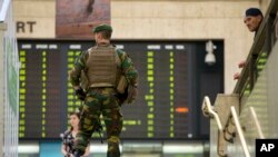 Tentara Belgia melakukan patroli di Central Station, Brussels, 21 Juni 2017. (AP Photo/Virginia Mayo).