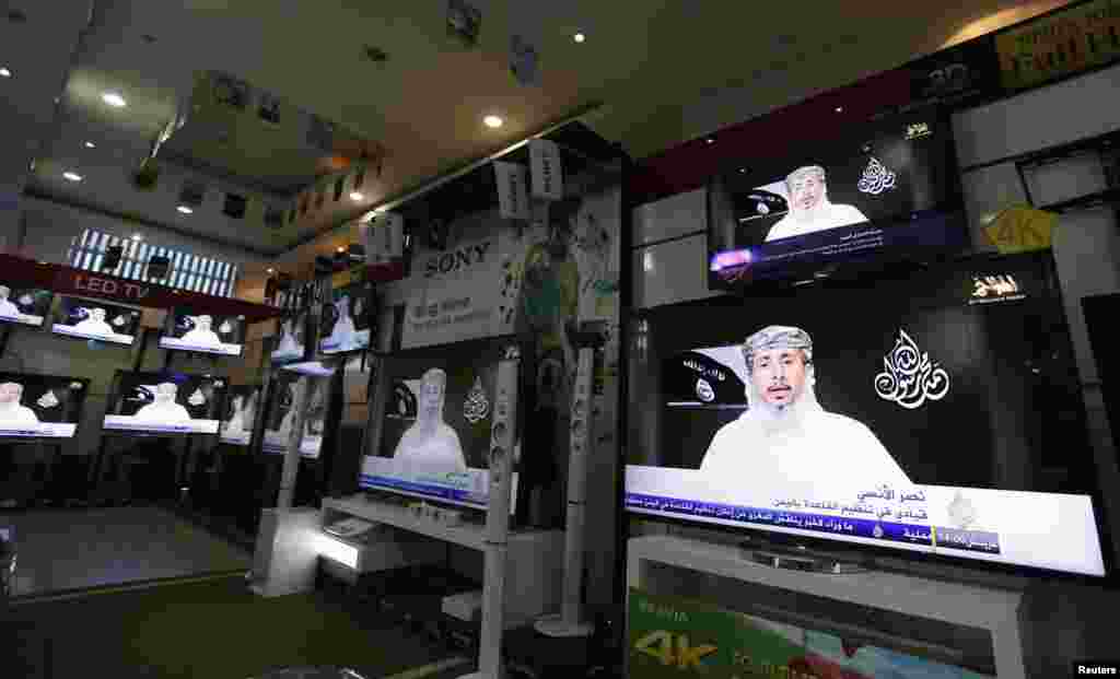 Nasr al-Ansi, pemimpin al-Qaida cabang Yaman (AQAP), tampak dalam televisi di sebuah toko, menyampaikan besan yang mencakup klaim tanggung jawab AQAP dalam serangan terhadap Charlie Hebdo pekan lalu di Sanaa, Yaman (14/1).&nbsp;​(Reuters/Khaled Abdullah)