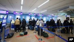 Migran dari Irak antre mendaftar penerbangan khusus ke Irak di Bandara Nasional di luar Minsk, Belarus, Kamis, 18 November 2021. (Andrey Pokumeiko/BelTA via AP)