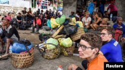 Des randonneurs indonésiens et étrangers après leur sauvetage au village de Sembalun à Lombok Timur, Indonésie, le 29 juillet 2018. Photo prise le 29 juillet 2018. Antara Photo / Ahmad Subaidi / via REUTERS 