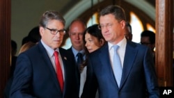 Russian Energy Minister Alexander Novak, right, welcomes U.S. Secretary of Energy Rick Perry for talks in Moscow, Russia, Sept. 13, 2018. 
