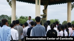 The late Reach Sambath, who was the spokesperson for the ECCC, explained to villagers the importance of taking oath in the court, in 2006. (Courtesy photo: Keo Dacil/Documentation Center of Cambodia)