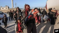 Binlerce Suriyeli Öncüpınar-Bab al Salama sınır noktasından Türkiye'ye geçmek için bekliyor