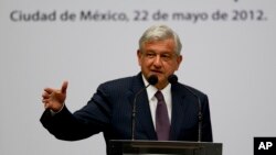 El mandatario mexicano, Andrés Manuel López Obrador, en un acto político en Ciudad de México en mayo de 2012.
