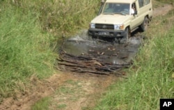 Estrada de acesso aos túmulos reais em Malanje