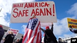 Supporters of President Donald Trump's immigration restrictions rally at Los Angeles international airport in Los Angeles, California, Feb. 4, 2017. 