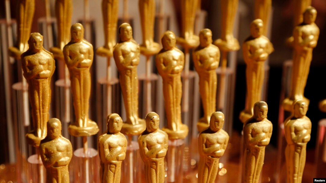 La figura del Oscar tiene el tamaño semejante a una muñeca Barbie.