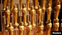 La figura del Oscar tiene el tamaño semejante a una muñeca Barbie.